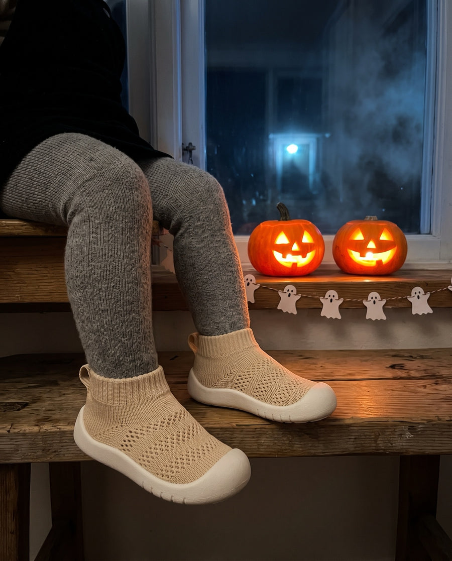 Barn på en fönsterbänk med pumpor, i Drömmaren beige