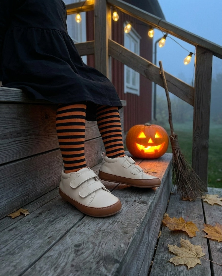 Barn utklätt till häxa på en trappa, i TabiSteps beige